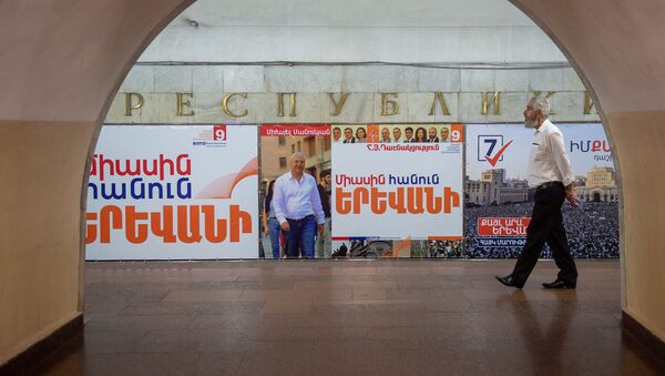 Агитационные рекламные баннеры в ереванском метро - Sputnik Армения