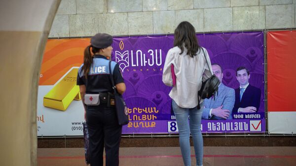 Агитационный баннер блока Свет в ереванском метро - Sputnik Армения