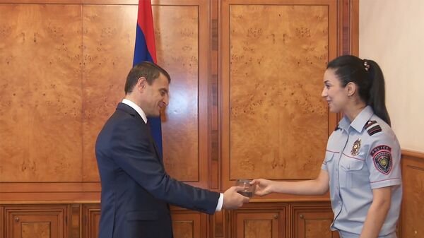 Начальник полиции Валерий Осипян вручил погоны лейтенанта сотрудникам полиции - Sputnik Армения