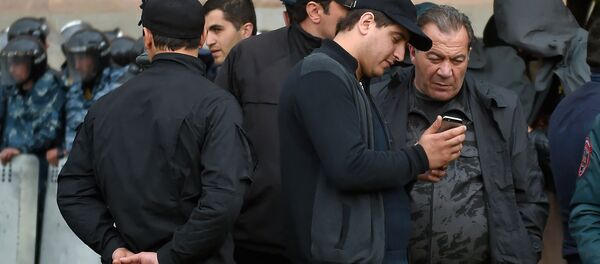 Командующий войсками Полиции РА, заместителя начальника Полиции Левон Ераносян при охране здания Дома правительства (19 апреля 2018). Еревaн Командующий войсками Полиции РА, заместителя начальника Полиции Левон Ераносян при охране здания Дома правительства (19 апреля 2018). Еревaн - Sputnik Արմենիա