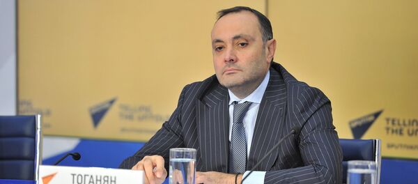 Чрезвычайный и полномочный посол Армении в России Вардан Тоганян во время телемоста Москва-Ереван-Минск-Астана (25 сентября 2018). Москвa - Sputnik Արմենիա