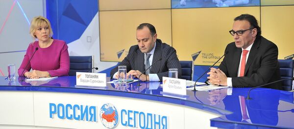 Главный советник премьер-министра Армении Арсен Гаспарян и чрезвычайный и полномочный посол Армении в России Вардан Тоганян во время телемоста Москва-Ереван-Минск-Астана (25 сентября 2018). Москвa - Sputnik Армения