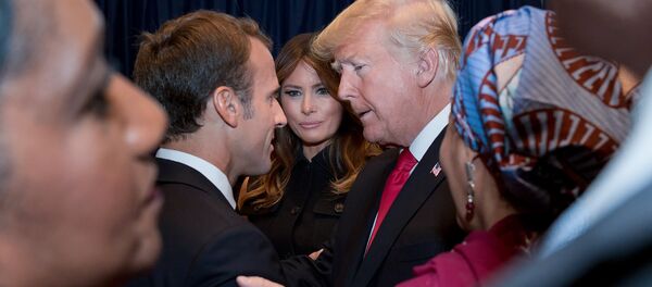 Президент Франции Эммануэль Макрон приветствует президента и первую леди СШA Дональда Трампа и Меланию Трамп в первый день общих прений на 73-й сессии Генеральной Ассамблеи ООН (25 сентября 2018). Нью-Йорк - Sputnik Армения