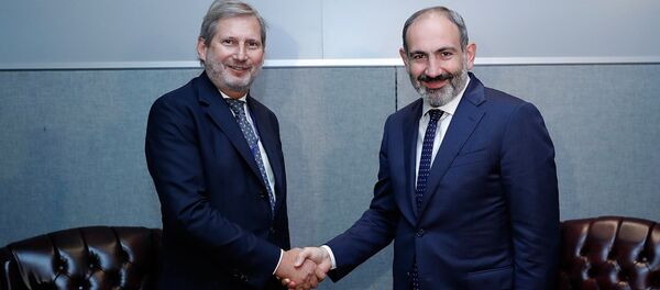 Встреча премьер-министра Армении Никола Пашиняна и Еврокомиссара по вопросам Европейского соседства и переговоров о расширении Йоханнеса Хана (25 сентября 2018). Нью-Йорк - Sputnik Армения