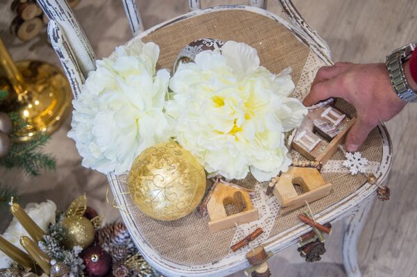 Флорист-дизайнер Мушег Погосян дает советы, украшает и наряжает большую праздничную елку Флорист-дизайнер Мушег Погосян дает советы, украшает и наряжает большую праздничную елку - Sputnik Армения