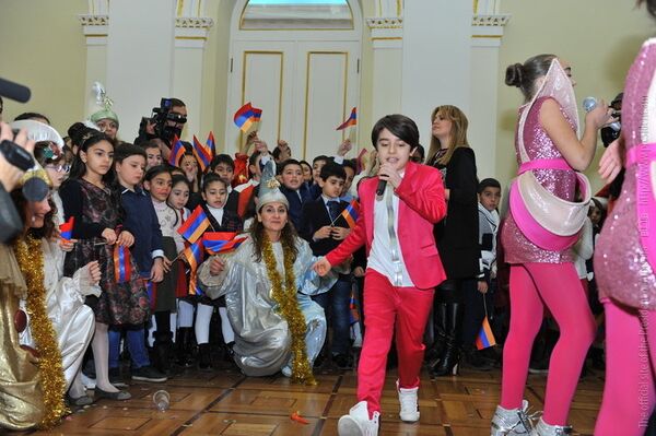 Ամանորի և Սուրբ Ծննդյան տոների կապակցությամբ ՀՀ Նախագահի նստավայրում մեկնարկել են երեխաների համար անցկացվող ամենամյա տոնական միջոցառումները Ամանորի և Սուրբ Ծննդյան տոների կապակցությամբ ՀՀ Նախագահի նստավայրում մեկնարկել են երեխաների համար անցկացվող ամենամյա տոնական միջոցառումները - Sputnik Արմենիա