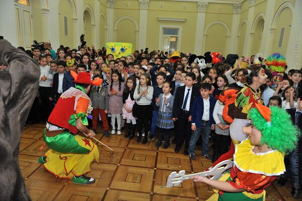 Ամանորի և Սուրբ Ծննդյան տոների կապակցությամբ ՀՀ Նախագահի նստավայրում մեկնարկել են երեխաների համար անցկացվող ամենամյա տոնական միջոցառումները Ամանորի և Սուրբ Ծննդյան տոների կապակցությամբ ՀՀ Նախագահի նստավայրում մեկնարկել են երեխաների համար անցկացվող ամենամյա տոնական միջոցառումները - Sputnik Արմենիա