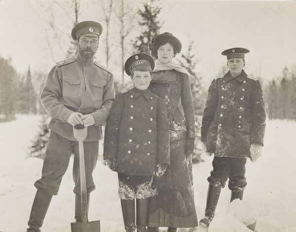 Ռուս Նիկոլայ 2–րդ ցարը. երեխաների հետ Ցարսկոե գյուղում. 1915թ. - Sputnik Արմենիա