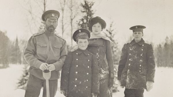 Российский император Николай II с детьми в Царском селе, 1915 год - Sputnik Արմենիա