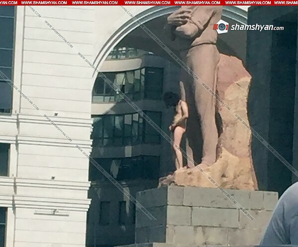 Странный, голый человек на пьедестале памятника Степану Шаумяну - Sputnik Армения