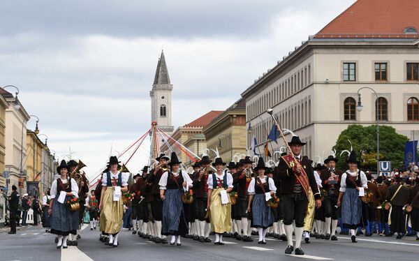 Музыканты принимают участие в традиционном параде костюмов и стрелков во второй день 185-го пивного фестиваля Октоберфест (23 сентября 2018). Мюнхен, Германия - Sputnik Армения
