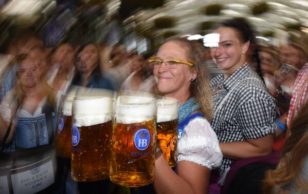 Официантка подает пиво после официального открытия 185-го Октоберфеста, ежегодного фестиваля пива (22 сентября 2018). Мюнхен, Германия - Sputnik Армения