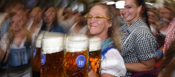 Официантка подает пиво после официального открытия 185-го Октоберфеста, ежегодного фестиваля пива (22 сентября 2018). Мюнхен, Германия Официантка подает пиво после официального открытия 185-го Октоберфеста, ежегодного фестиваля пива (22 сентября 2018). Мюнхен, Германия - Sputnik Армения