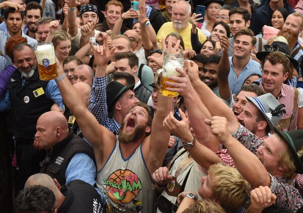 Посетители фестиваля пива Октоберфест (22 сентября 2018). Мюнхен, Германия - Sputnik Армения