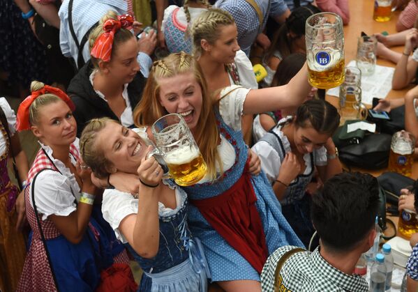 Посетители фестиваля пива Октоберфест (22 сентября 2018). Мюнхен, Германия - Sputnik Армения