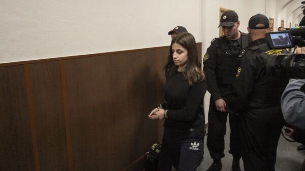 Задержанная по обвинению в убийстве отца 18-летняя Ангелина Хачатурян во время рассмотрения в Басманном суде ходатайства следствия об изменении меры пресечения (27 сентября 2018). Москва - Sputnik Արմենիա