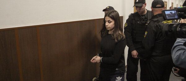 Задержанная по обвинению в убийстве отца 18-летняя Ангелина Хачатурян во время рассмотрения в Басманном суде ходатайства следствия об изменении меры пресечения (27 сентября 2018). Москва - Sputnik Армения