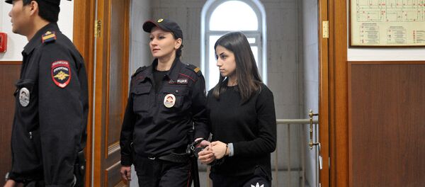 Задержанная по обвинению в убийстве отца 18-летняя Ангелина Хачатурян во время рассмотрения в Басманном суде ходатайства следствия об изменении меры пресечения (27 сентября 2018). Москва - Sputnik Արմենիա