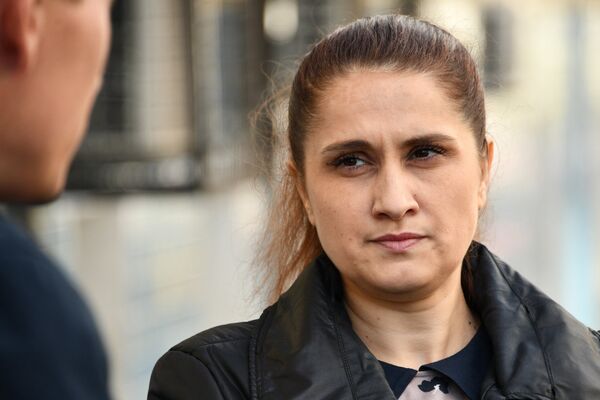 Мать сестер Хачатурян Аурелия Дундук около Басманного суда перед рассмотрением ходатайства следствия об изменении меры пресечения (27 сентября 2018). Москва - Sputnik Армения