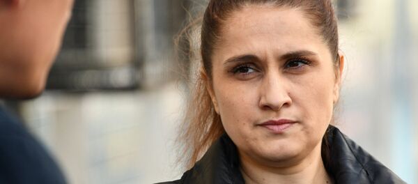 Мать сестер Хачатурян Аурелия Дундук около Басманного суда перед рассмотрением ходатайства следствия об изменении меры пресечения (27 сентября 2018). Москва - Sputnik Արմենիա