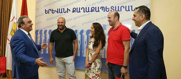 Делегация из Андорры во главе с почетным консулом Армении в Андорре Ара Багдасаряном в мэрии Еревана - Sputnik Армения