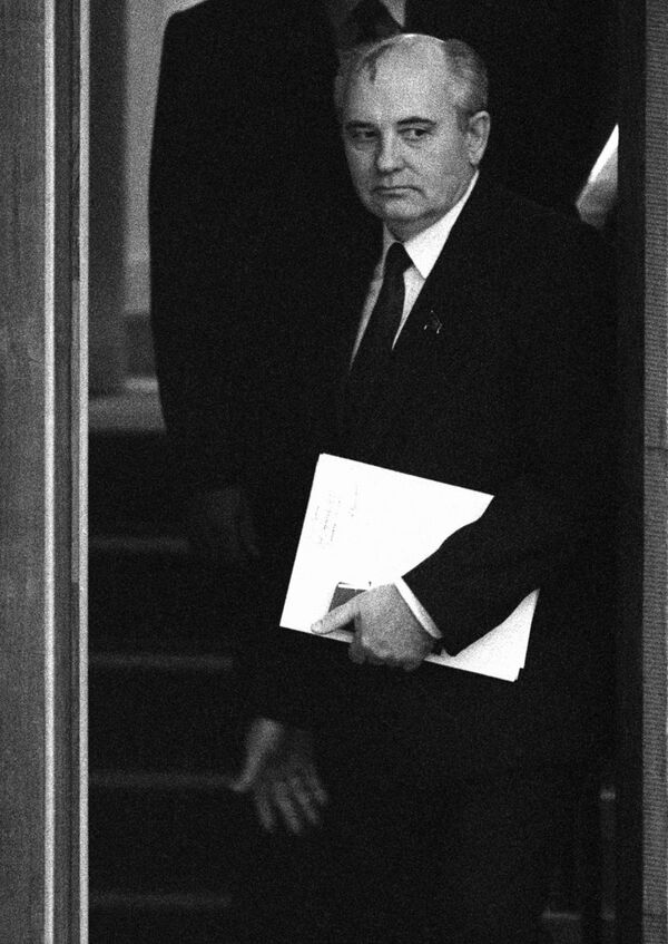 Михаил Сергеевич Горбачев за час перед избранием на пост Генерального секретаря ЦК КПСС (10 марта 1985). Москвa - Sputnik Армения