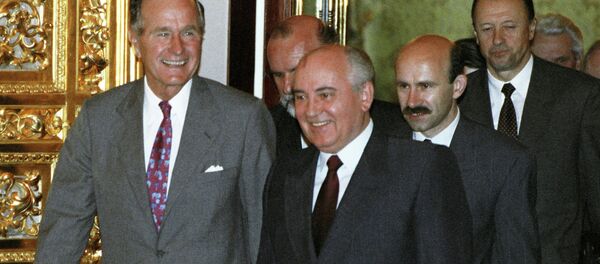 Президенты СССР и США Михаил Горбачев и Джордж Буш направляются на советско-американские переговоры (1 августа 1991). Москвa - Sputnik Արմենիա