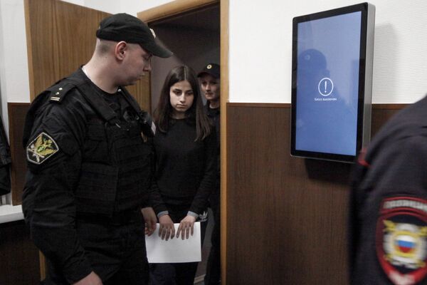 Заботливый отец или маньяк? Появились новые подробности по громкому делу сестер Хачатурян - Sputnik Армения