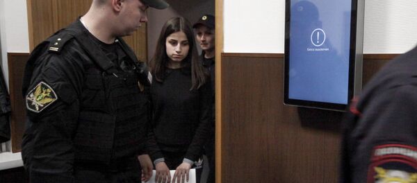 Басманный суд отпустил из СИЗО 18-летнюю Ангелину Хачатурян, обвиняемую в убийстве отца (27 сентября 2018). Москва - Sputnik Армения