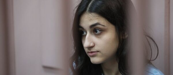 Задержанная по обвинению в убийстве отца 19-летняя Крестина Хачатурян во время рассмотрения в Басманном суде ходатайства следствия об изменении меры пресечения (27 сентября 2018). Москва - Sputnik Армения