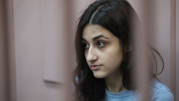 Задержанная по обвинению в убийстве отца 19-летняя Крестина Хачатурян во время рассмотрения в Басманном суде ходатайства следствия об изменении меры пресечения (27 сентября 2018). Москва - Sputnik Արմենիա