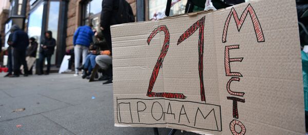 Люди продают места в очереди у магазина, где 28 сентября начнутся продажи новых iPhone XS и iPhone XS Max (27 сентября 2018). Москва - Sputnik Армения