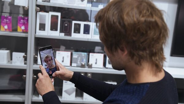 Мужчина рассматривает телефон iPhone XS Max в магазине re:Store (28 сентября 2018). Санкт-Петербург - Sputnik Армения