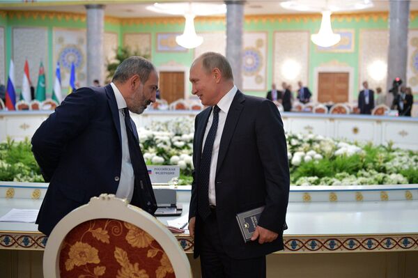 Премьер-министр Армении Никол Пашинян и президент России Владимир Путин после заседания Совета глав государств-участников СНГ (28 сентября 2018). Душанбе - Sputnik Армения