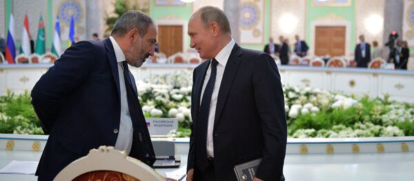 Премьер-министр Армении Никол Пашинян и президент России Владимир Путин после заседания Совета глав государств-участников СНГ (28 сентября 2018). Душанбе Премьер-министр Армении Никол Пашинян и президент России Владимир Путин после заседания Совета глав государств-участников СНГ (28 сентября 2018). Душанбе - Sputnik Արմենիա