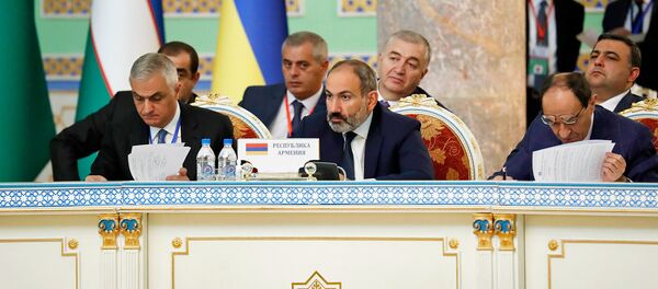 Делегация Армении во главе с премьер-министром Николом Пашиняном на заседании Совета глав государств-участников СНГ (28 сентября 2018). Душанбе Делегация Армении во главе с премьер-министром Николом Пашиняном на заседании Совета глав государств-участников СНГ (28 сентября 2018). Душанбе - Sputnik Армения