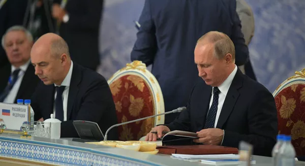 Президент РФ Владимир Путин на заседании Совета глав государств-участников СНГ (28 сентября 2018). Душанбе Президент РФ Владимир Путин на заседании Совета глав государств-участников СНГ (28 сентября 2018). Душанбе - Sputnik Армения