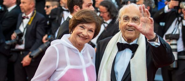 Мишель Легран и Маша Мериль на красной дорожке Каннского международного кинофестиваля (17 мая 2017). Канны - Sputnik Армения