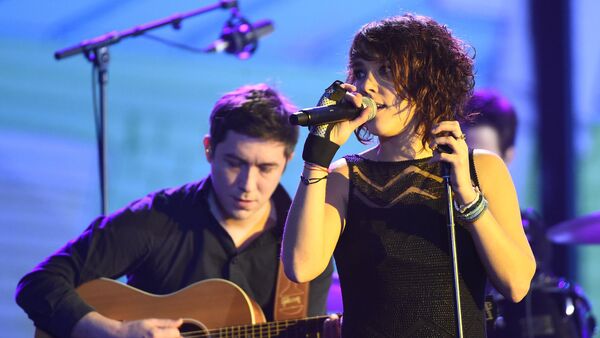 Французская певица и автор песен Isabelle Geffroy aka Zaz выступает на сцене (12 февраля 2016). Париж - Sputnik Армения