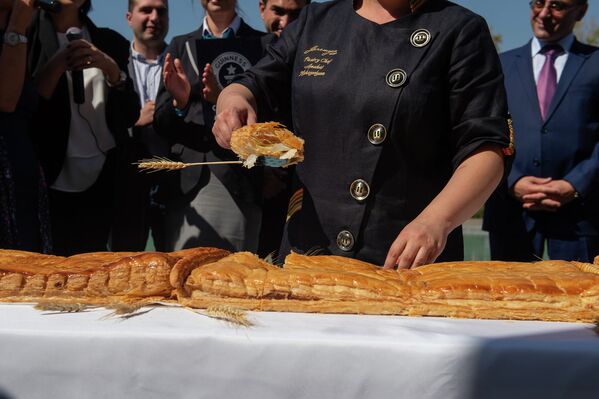 Աշխարհի ամենամեծ գաթան թխել են Երևանում - Sputnik Արմենիա