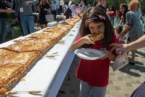 Աշխարհի ամենամեծ գաթան թխել են Երևանում - Sputnik Արմենիա