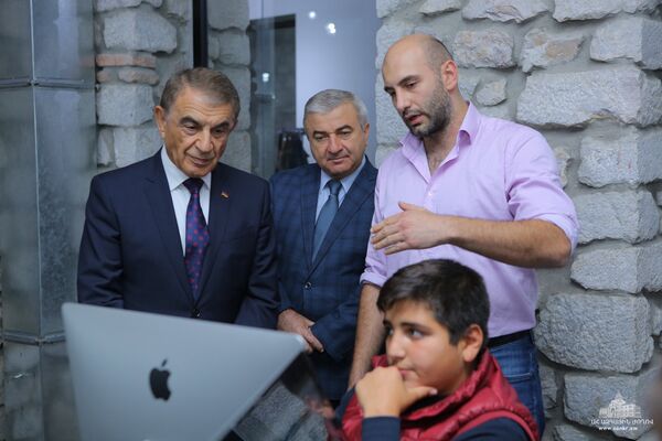 Спикер парламента Армении Ара Баблоян посетил степанакертский филиал центра креативных технологий Тумо в рамках рабочего визита в Карабах (28 сентября 2018). Степанакерт - Sputnik Արմենիա