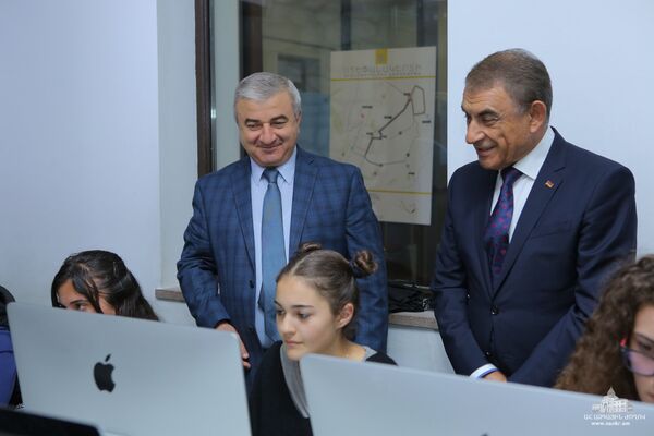 Спикер парламента Армении Ара Баблоян посетил степанакертский филиал центра креативных технологий Тумо в рамках рабочего визита в Карабах (28 сентября 2018). Степанакерт - Sputnik Արմենիա