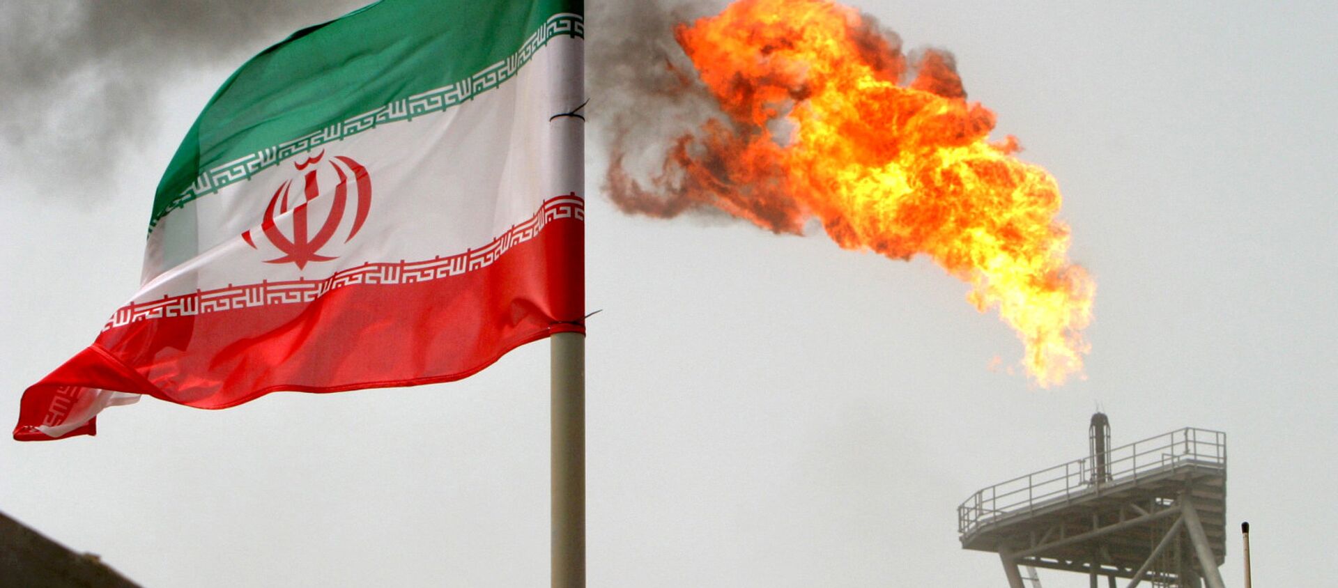 Газовый факел на нефтедобывающей платформе на месторождениях Соруш в Иране - Sputnik Армения, 1920, 14.10.2018