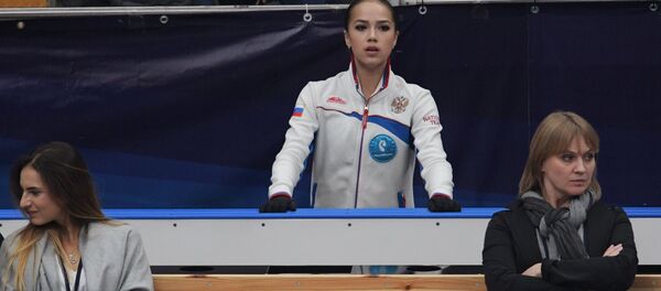 Алина Загитова на трибуне во время контрольных прокатов сборной России по фигурному катанию (9 сентября 2018). Москвa - Sputnik Армения