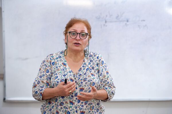 Приехал помочь, влюбился в армянку: как и почему иранцы остаются в Армении Приехал помочь, влюбился в армянку: как и почему иранцы остаются в Армении - Sputnik Армения