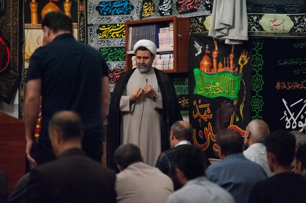 Приехал помочь, влюбился в армянку: как и почему иранцы остаются в Армении Приехал помочь, влюбился в армянку: как и почему иранцы остаются в Армении - Sputnik Армения