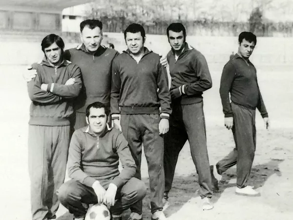 Сурен Захарьян с футболистами Арарата, 1973 год Сурен Захарьян с футболистами Арарата, 1973 год - Sputnik Армения