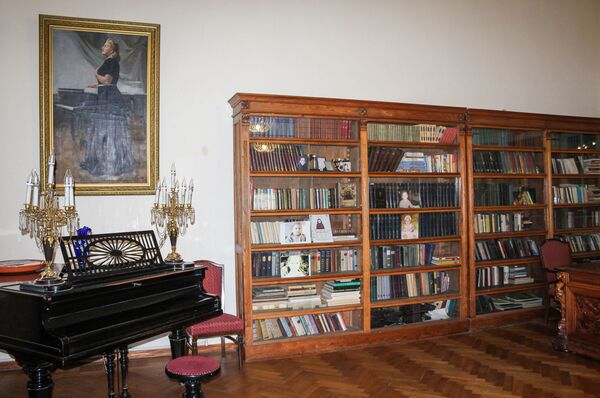 Квартира, в которой жил дирижер Евгений Микеладзе, а потом вселилась оперная певица Екатерина Сохадзе - Sputnik Армения