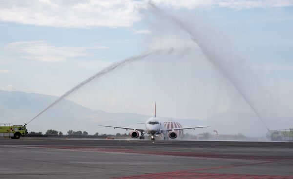 Российский лайнер Sukhoi Superjet 100 авиакомпании Азимут в международном аэропорту Звартноц (1 октября 2018). Еревaн - Sputnik Армения